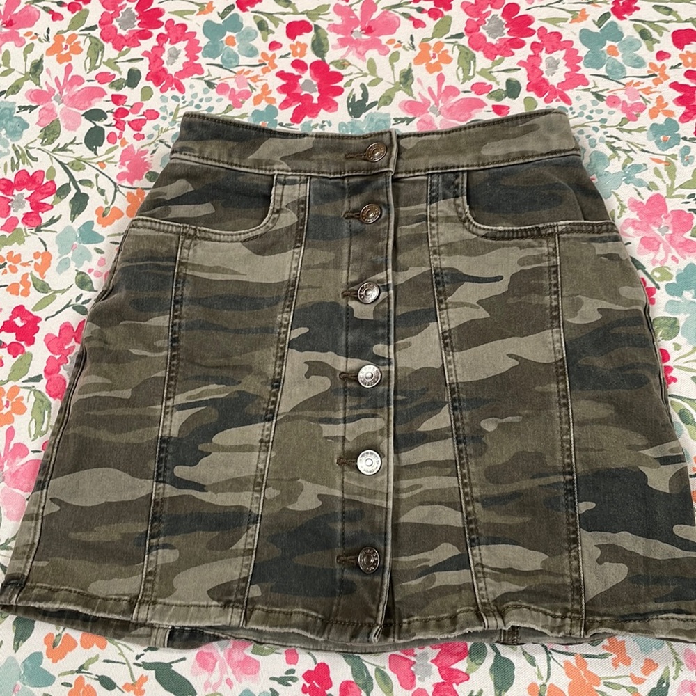 Express HIGH RISE Camouflage Skirt with buttons